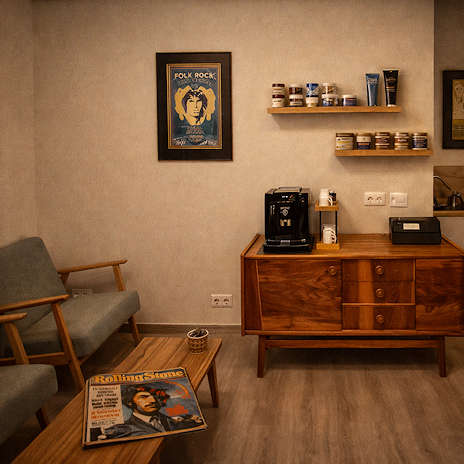 Kappersbalie met vintage decoratie, verzorgingsproducten, warme houttinten en zachte sfeerverlichting